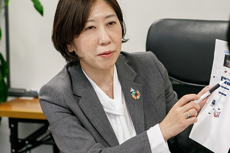 経営コンサルタントが受講者へフィードバックする様子