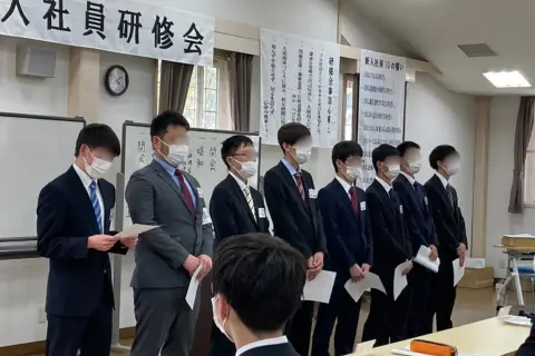 研修の成果発表に取り組む受講者